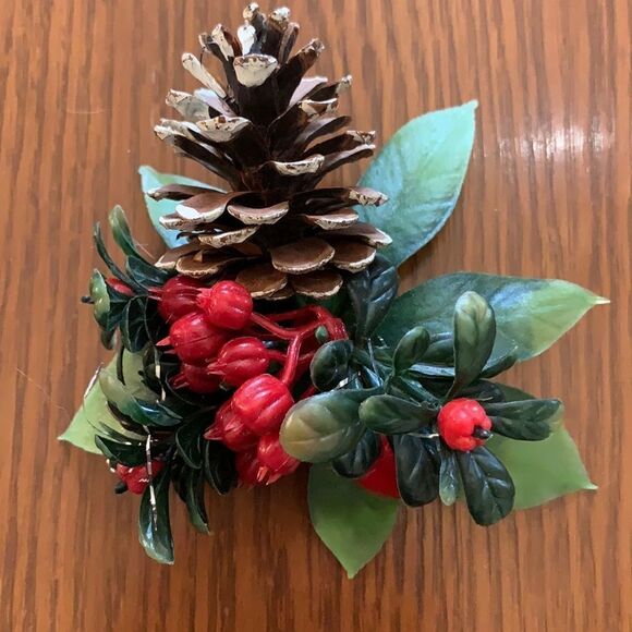 Vintage plastic Christmas corsage with pine cone & holly berries - Picture 3 of 6